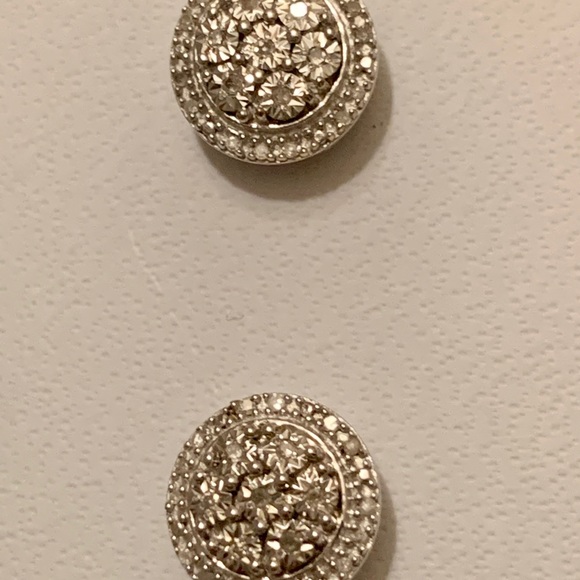 1/10 CTTW Diamond SS stud earrings NIB - Picture 3 of 7